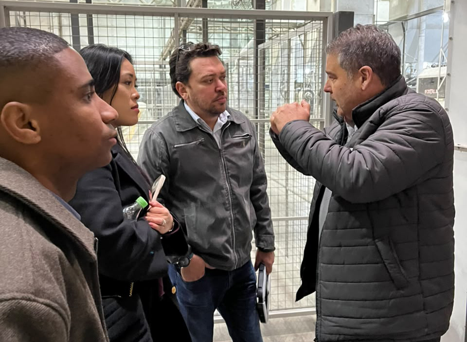 Profissionais da Rede Royal de Supermercados conhecem a estrutura da Cooperativa Arrozeira Palmares.