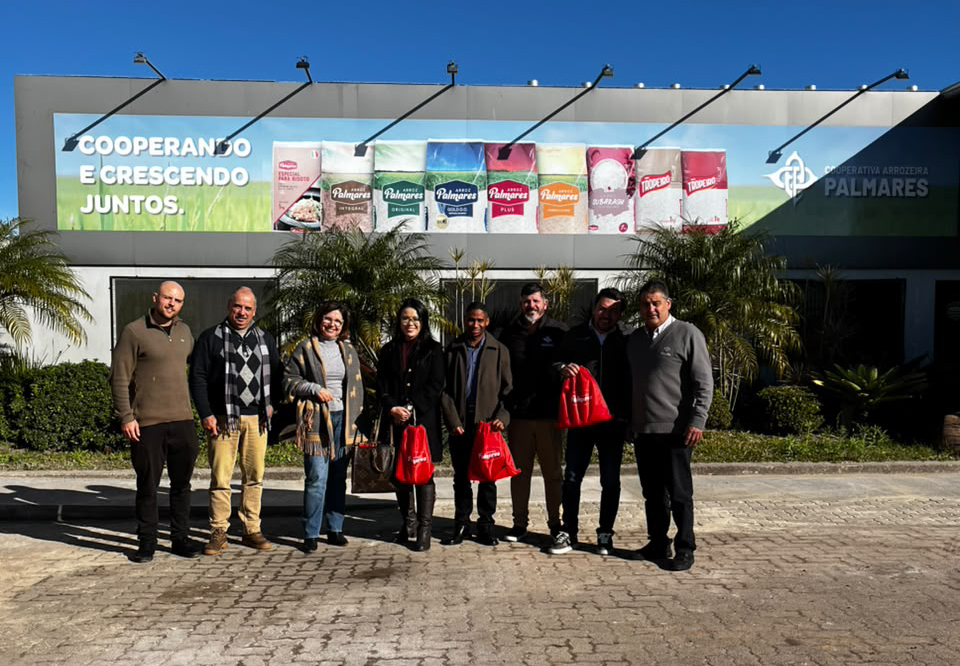 Profissionais da Rede Royal de Supermercados visitam a Cooperativa Arrozeira Palmares.