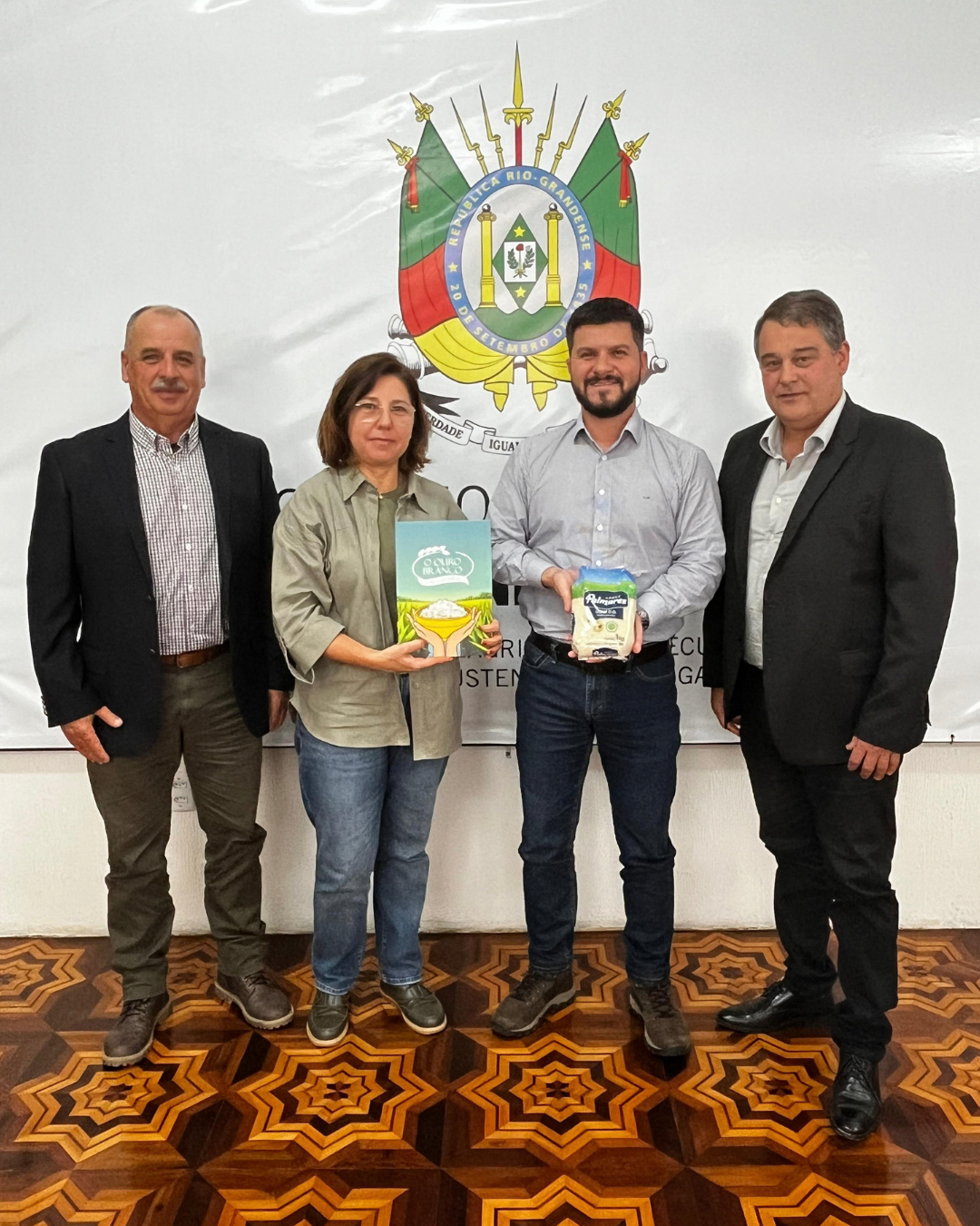 Representantes da Cooperativa Arrozeira Palmares apresentam O Ouro Branco das Lavouras e o arroz Palmares Gold D.O. na Secretaria da Agricultura do Rio Grande do Sul.
